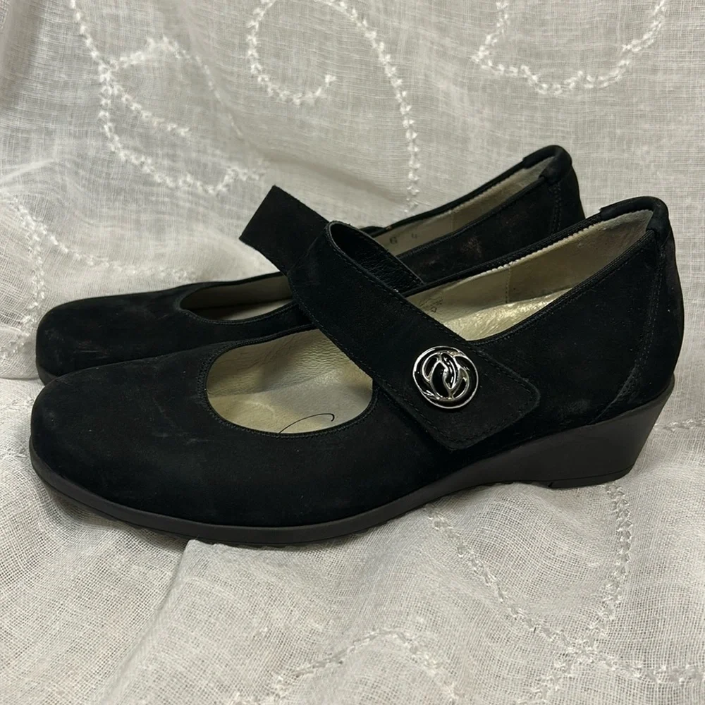 Waldlaufer almost new leather slight wedge shoes